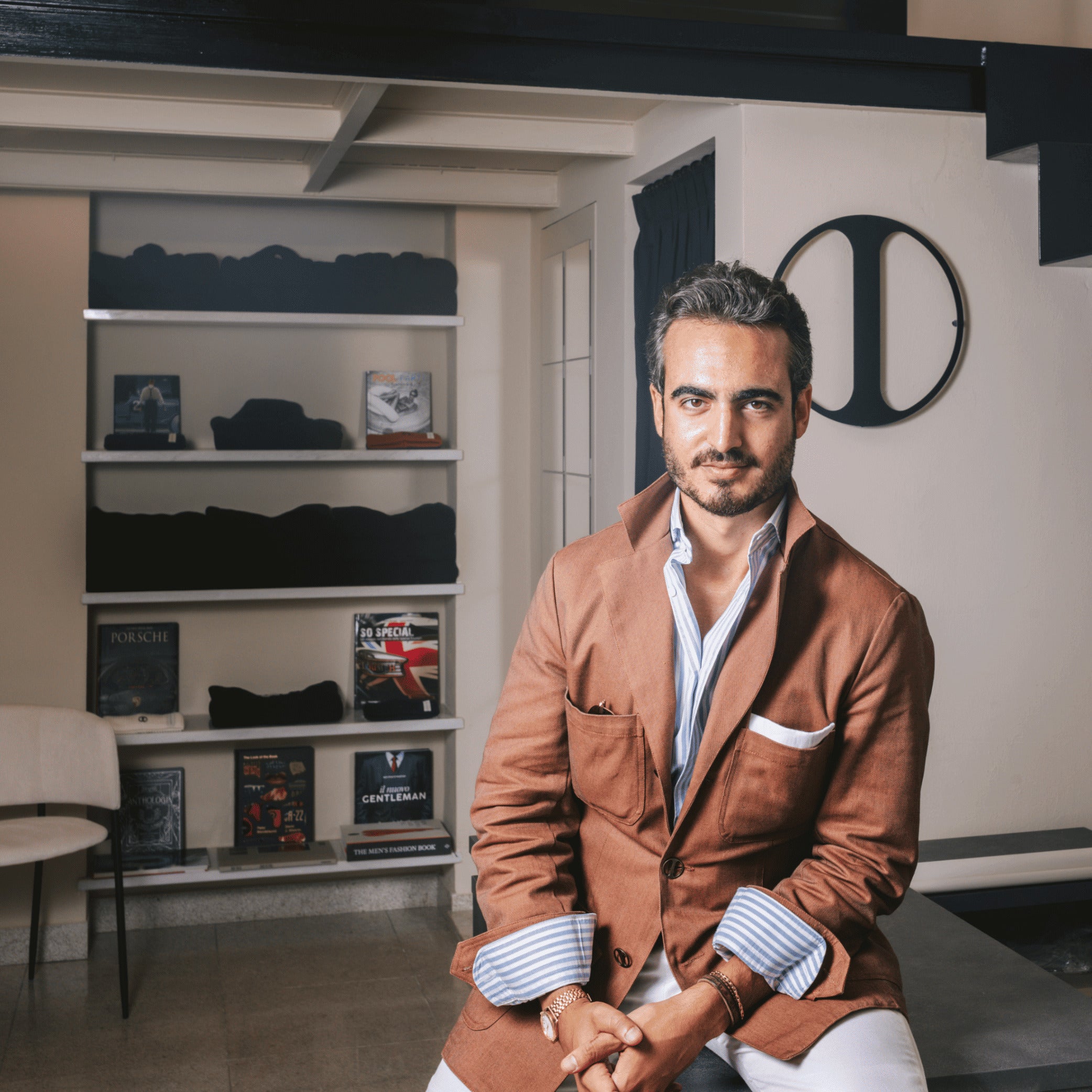 Foto di Claudio Maria Irace, fondatore di Iconazero sartoria su misura a Milano, all'interno dell'atelier in via Valtellina 6, Milano