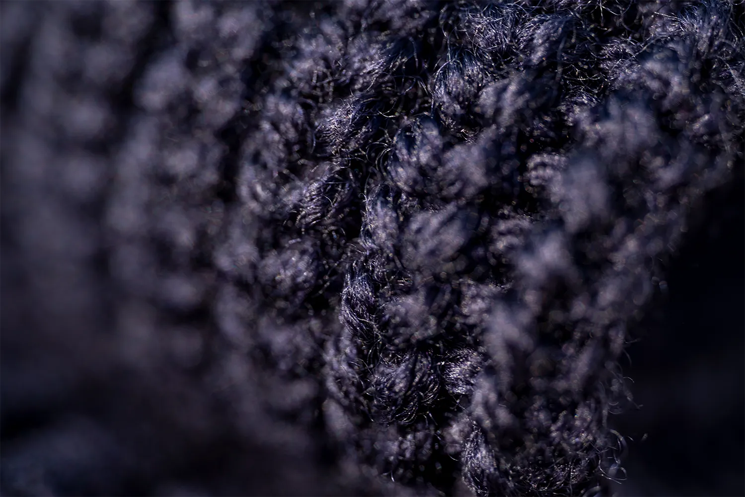 Dettaglio macro della trama di un maglione di lana blu