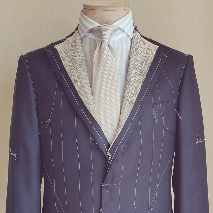 Esempio di un abito full canvas da sposo realizzato da Iconazero Sartoria a Milano, in questa foto l'abito sta eseguendo la secondo prova imbastita