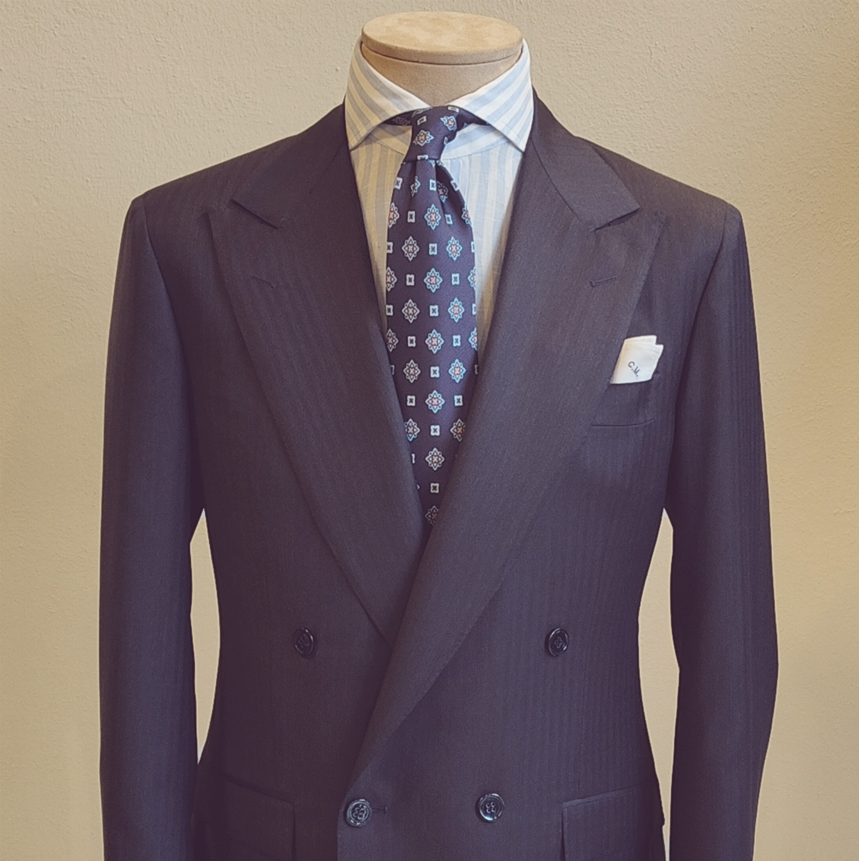 Esempio di abito Iconazero sartoriale su misura MTM doppio petto rever lancia