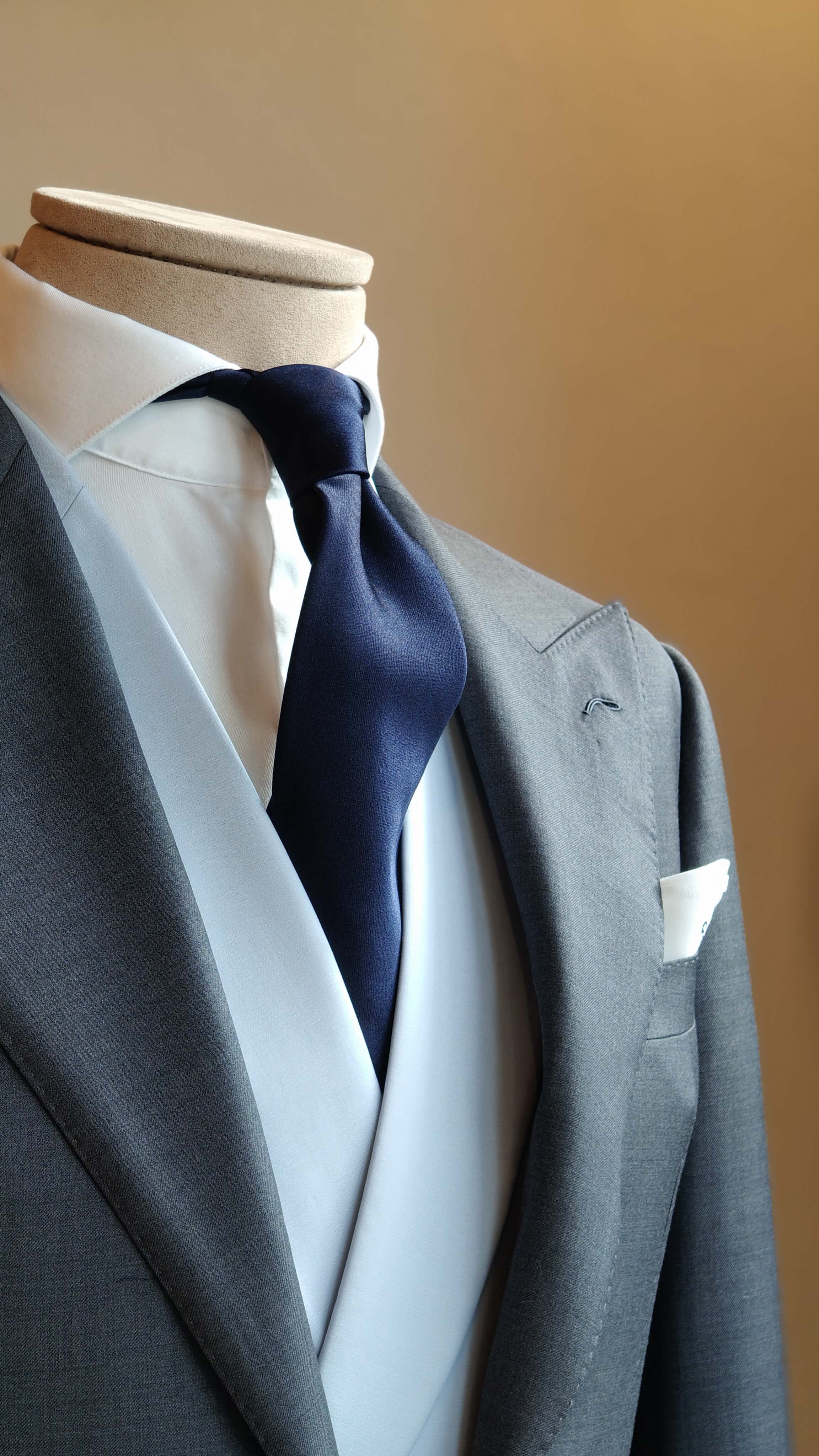 foto di abito tight grigio con gilet e cravatta in seta